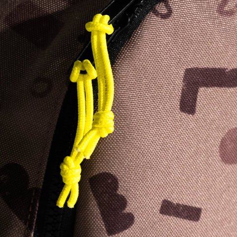 Croozer Children's Rucksack — pull-tab detail